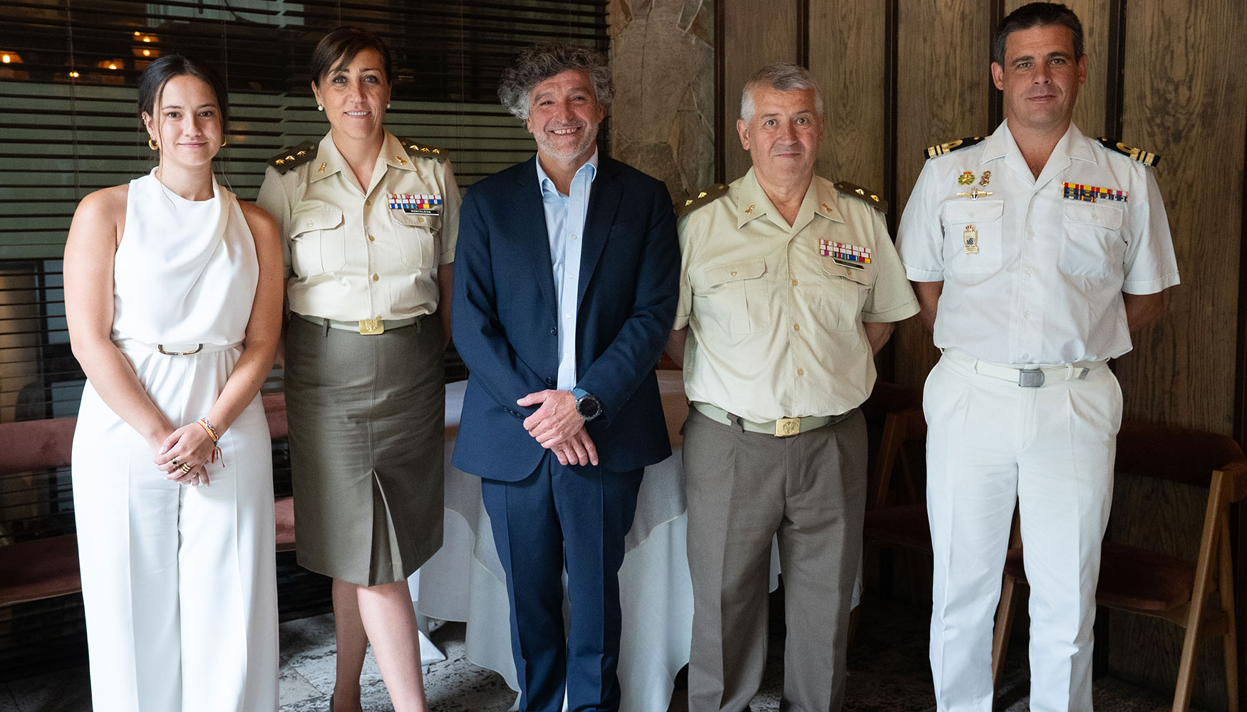 Alfredo Estirado, CEO de TRC junto a representantes del Ej�rcito y Paula Mart�n, directora de Producto de TRC