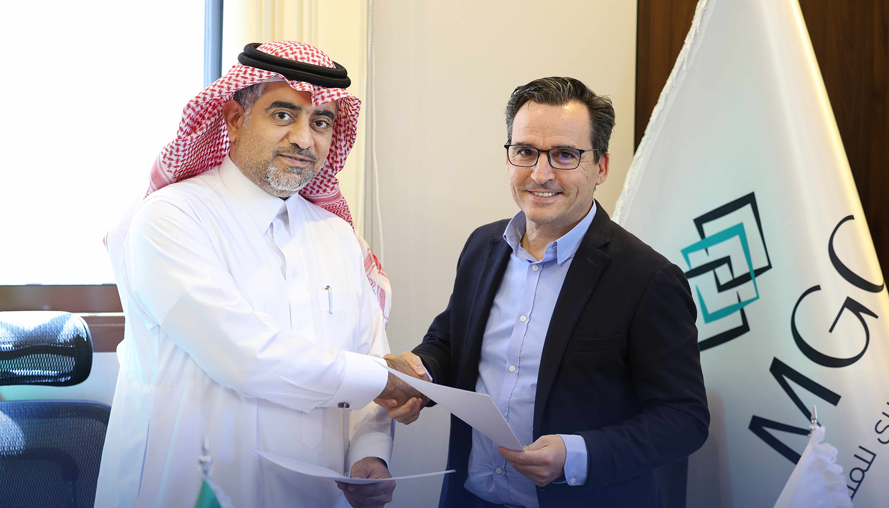 Saleh Al-Juhiman, director general adjunto de MGC, y David Garz�n, subdirector de Operaciones de Lantania Agua...