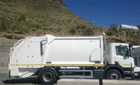 Uno de los vehculos de recogida de basuras suministrado por Geesink Norba en Arona (Tenerife)