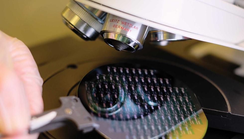 Inspecci�n de oblea procesada, donde se distinguen los chips. / Alberto Moreno (IMB-CNM)