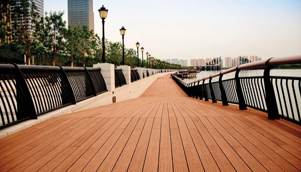 La tarima de bamb� Natureal, aqu� en acabado Caramelo, se adapta a todo tipo de aplicaciones en exteriores, tanto residenciales como de alto tr�nsito...