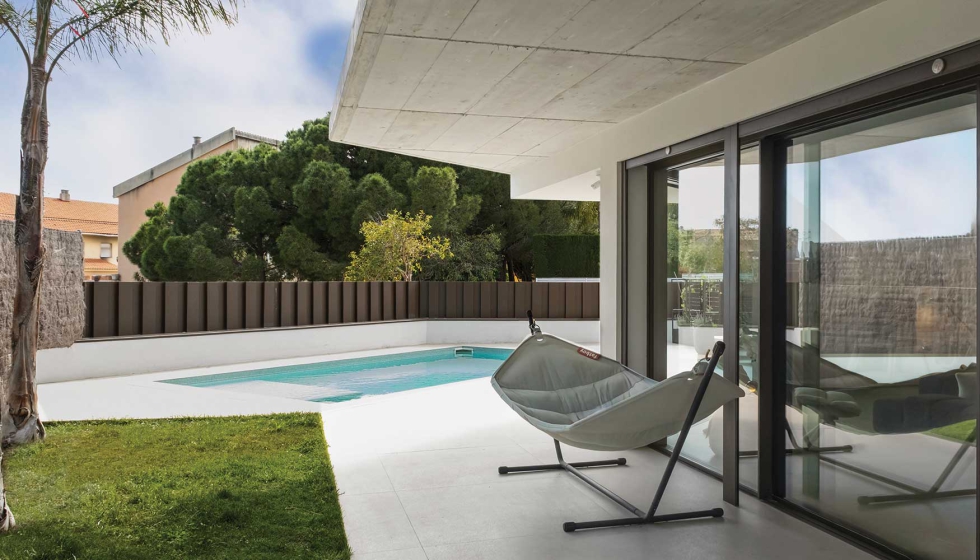 La zona outdoor refuerza la idea de refugio de esta residencia privada