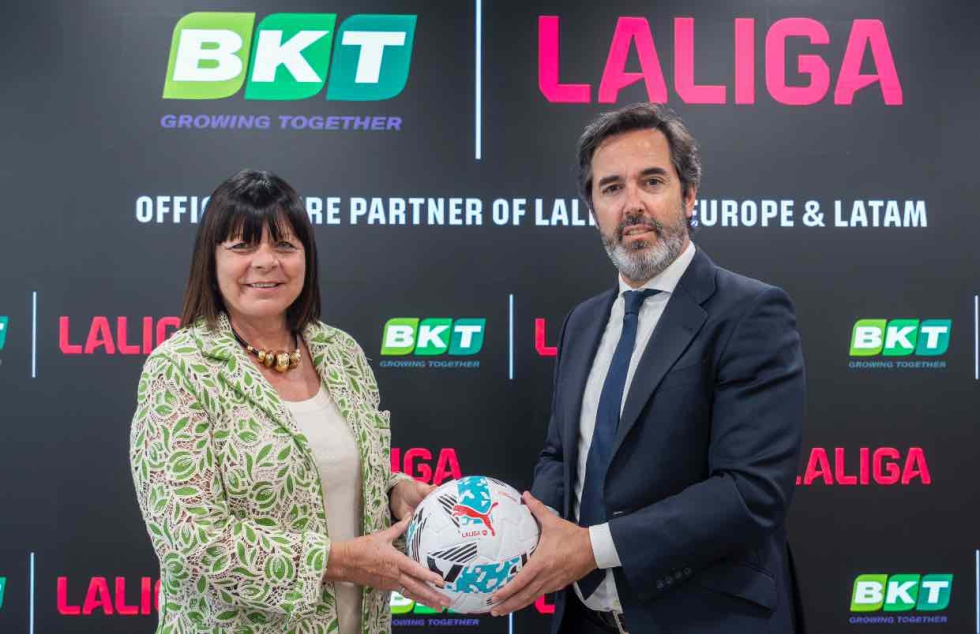 Lucia Salmaso, Managing Director de BKT Europe, y Jorge de la Vega, Director General de Negocio de LALIGA