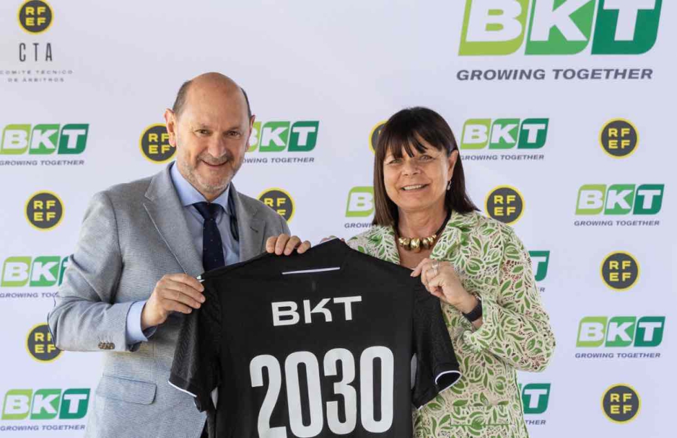 Rafael Louzn, presidente de la RFEF, y Luca Salmaso, Managing Director de BKT Europe