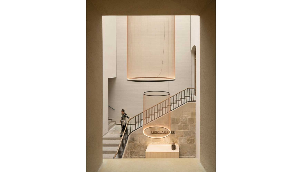 La colecci�n Array de Vibia corona el lobby de este antiguo convento convertido en hotel boutique en Vic (Barcelona)