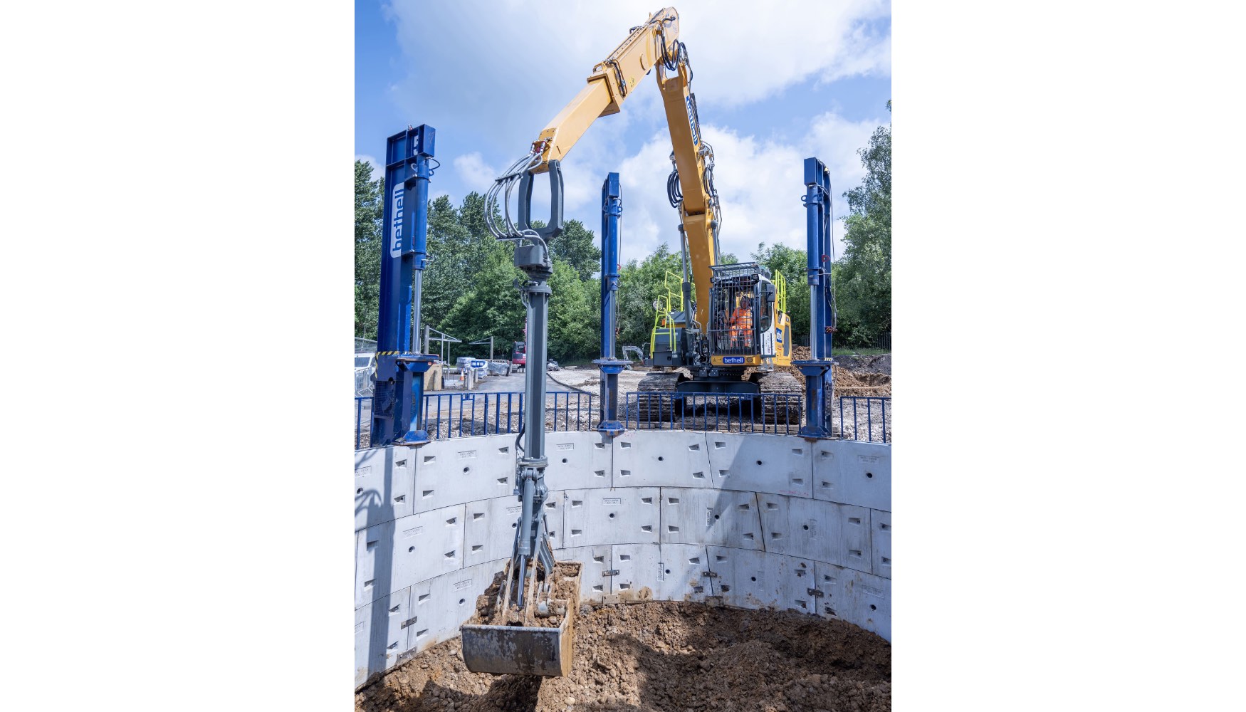 Las excavadoras se emplean en obras de excavacin y de pocera