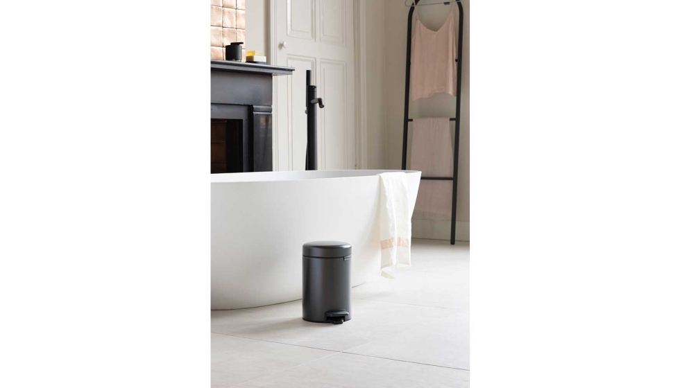 Cubo de pedal de la colecci�n NewIcon de Brabantia en color Confident Grey