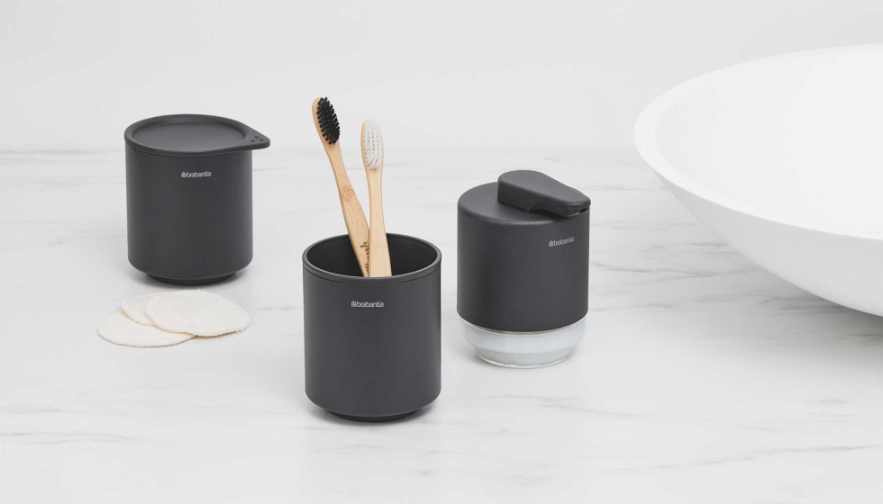 Vaso para cepillos, dispensador de jab�n y bote de almacenaje de la colecci�n MindSet de Brabantia en color Mineral Infinity Grey...