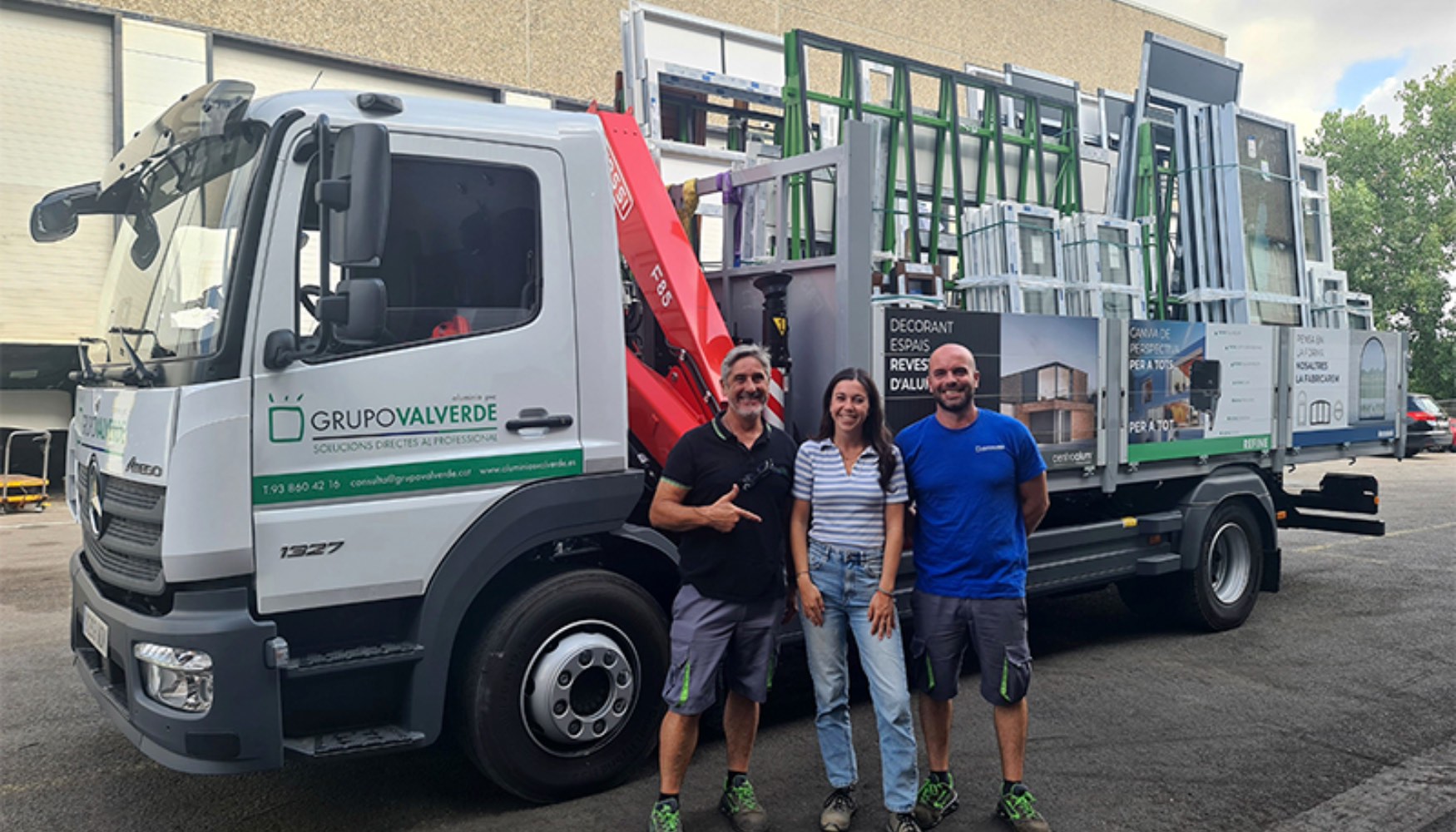 Acto de entrega a Aluminios Valverde del nuevo equipo
