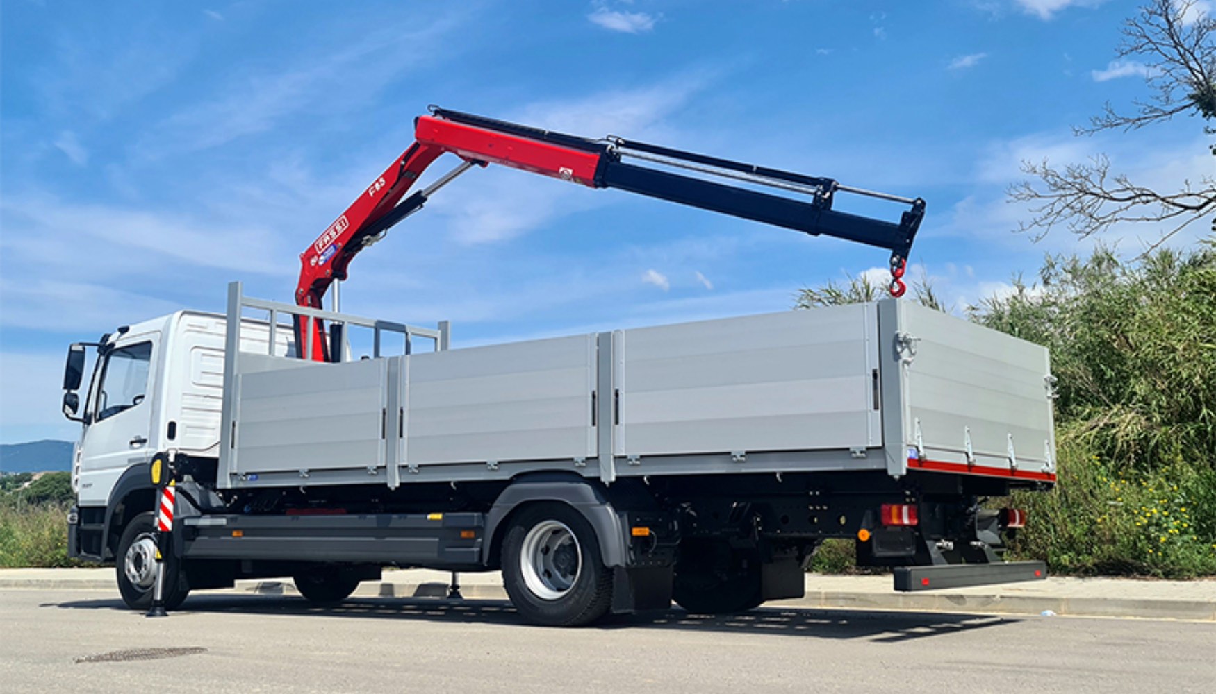 Veh�culo equipado con gr�a Fassi F85B y caja fija