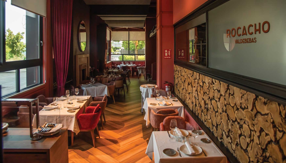 Los materiales nobles se funden en un espacio que da protagonismo a la oferta gastron�mica