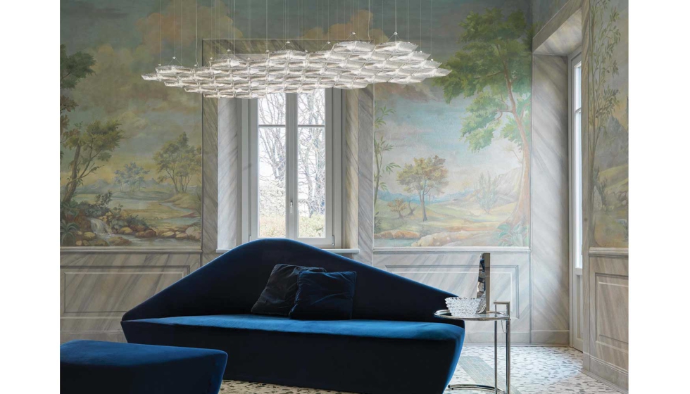 Las piezas hexagonales de cristal de Webb permiten crear composiciones visuales de gran impacto, tanto en su versi�n suspendida, de techo o de pared...