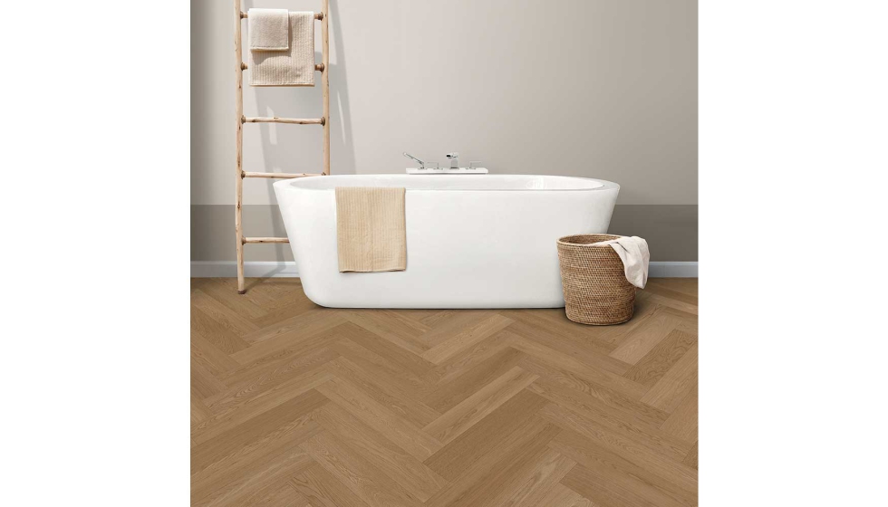 El formato espiga, inspirado en la ebanistera tradicional, est disponible en acabado Roble Natural