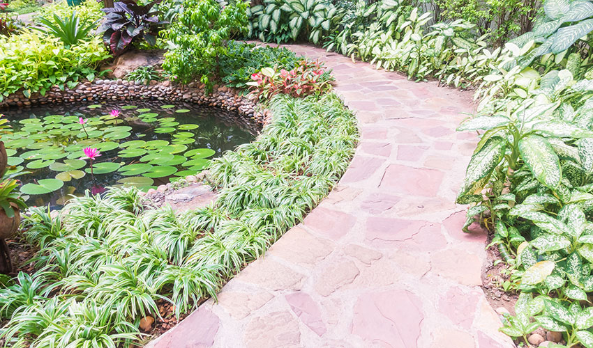 Soluciones t�cnicas y creativas en caminos de jard�n que combinan accesibilidad, sostenibilidad y valor experiencial...