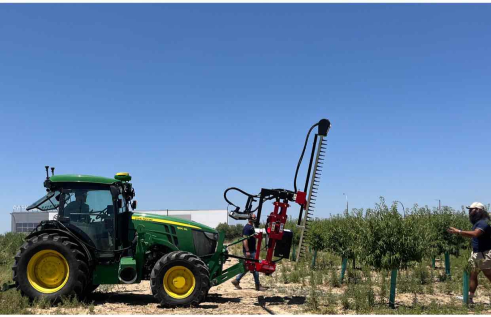 Roberto Poblador, a la derecha, dirige los trabajos de poda