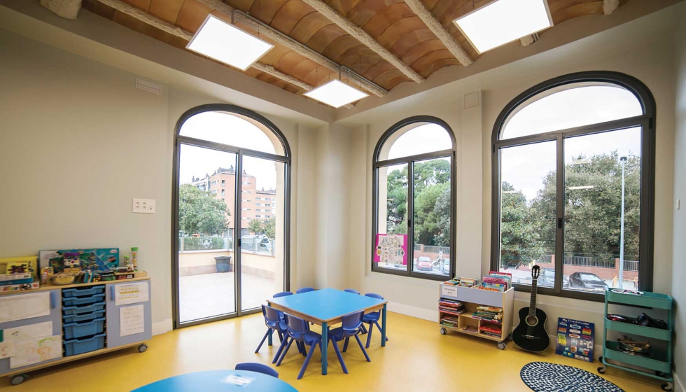 Los pavimentos vin�licos ofrecen durabilidad y variedad de dise�os para entornos comerciales. En la imagen, suelo ac�stico de vinilo Acoustyl...