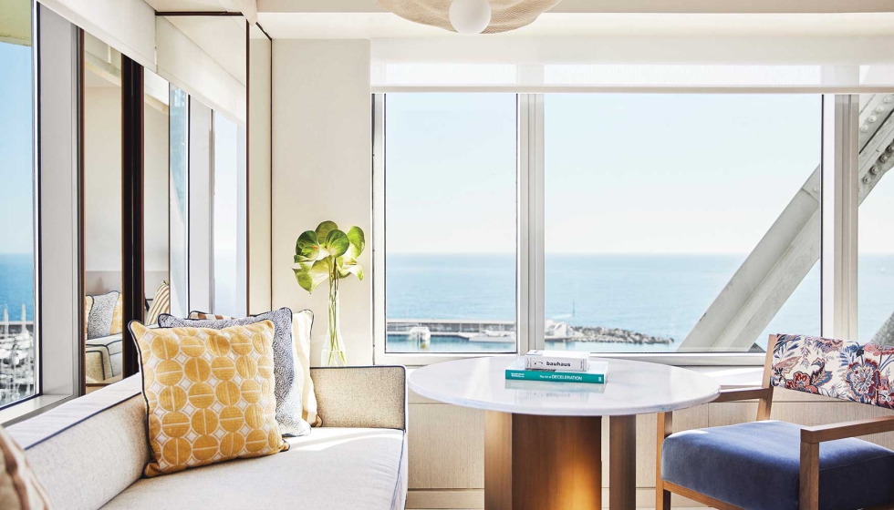 Las habitaciones orientadas hacia el mar destacan por su diseo de tonos suaves y una luz clida