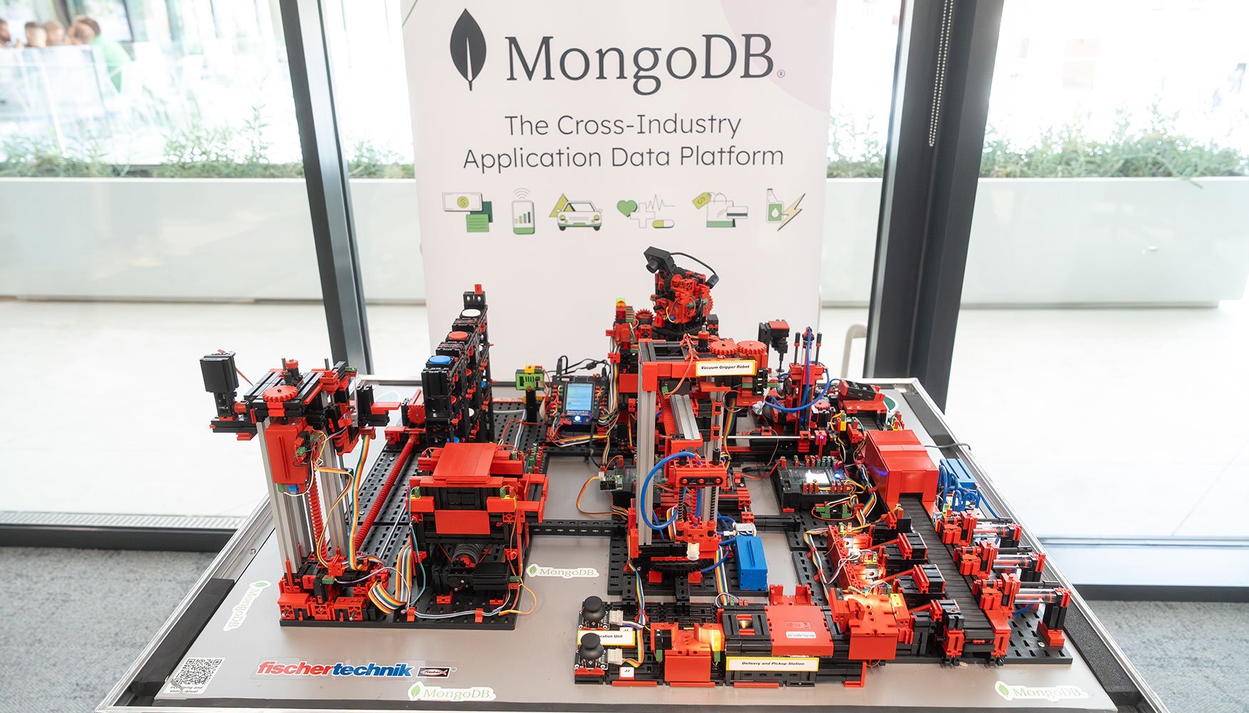 El modelo de f�brica inteligente es una representaci�n a escala reducida de una instalaci�n de fabricaci�n del mundo real...