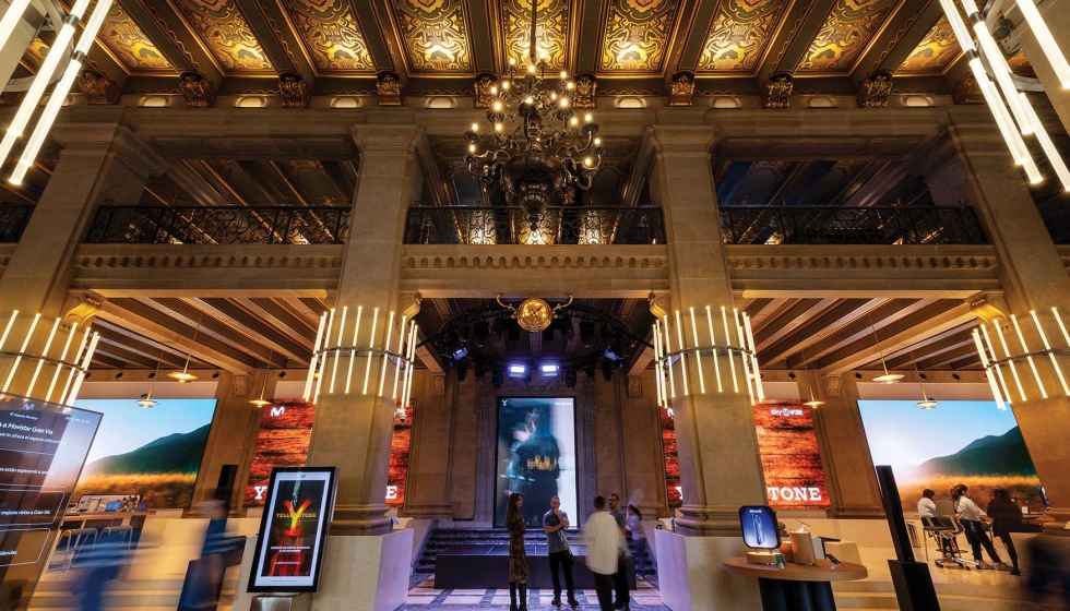 Las luminarias dise�adas a medida enfatizan el valor patrimonial del inmueble. Foto: Jordi Anguera