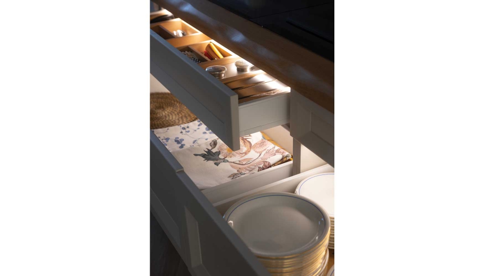 La iluminaci�n inetgarada en el mobiliario de cocina de Zona Cocinas permite adaptarse al ritmo biol�gico. Foto: Ana Suanes...