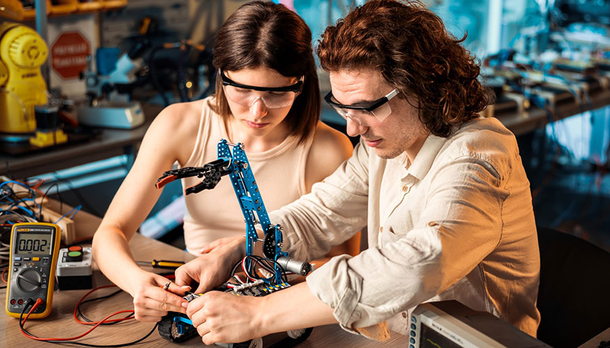 En 'Ellas Vuelan Alto' apoyan a las j�venes que quieren despegar en carreras t�cnicas