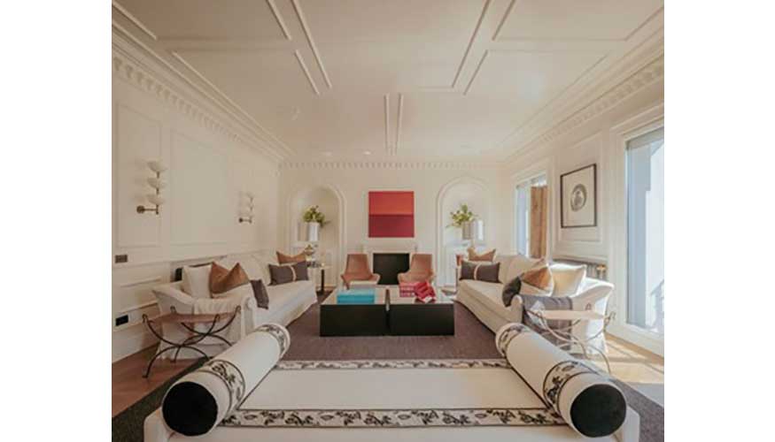 El sal�n presenta elementos cl�sicos de arquitectura interior que dotan al espacio de una atm�sfera palaciega