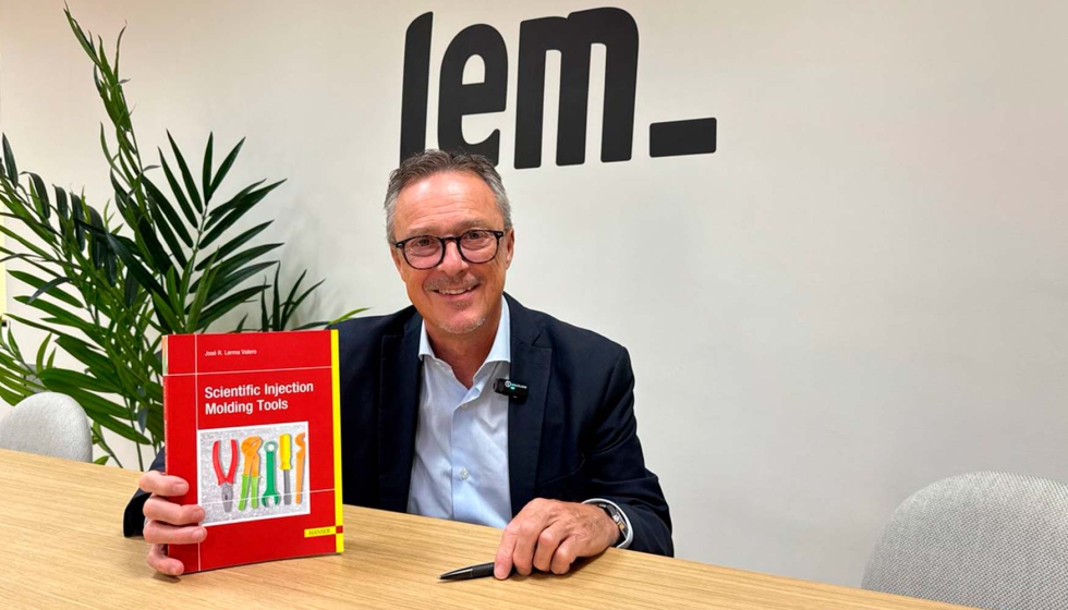 Jos Ramn Lerma presenta la edicin en ingls de su libro 'Scientific Injection Molding Tools' en la delegacin de Plsticos Universales /...