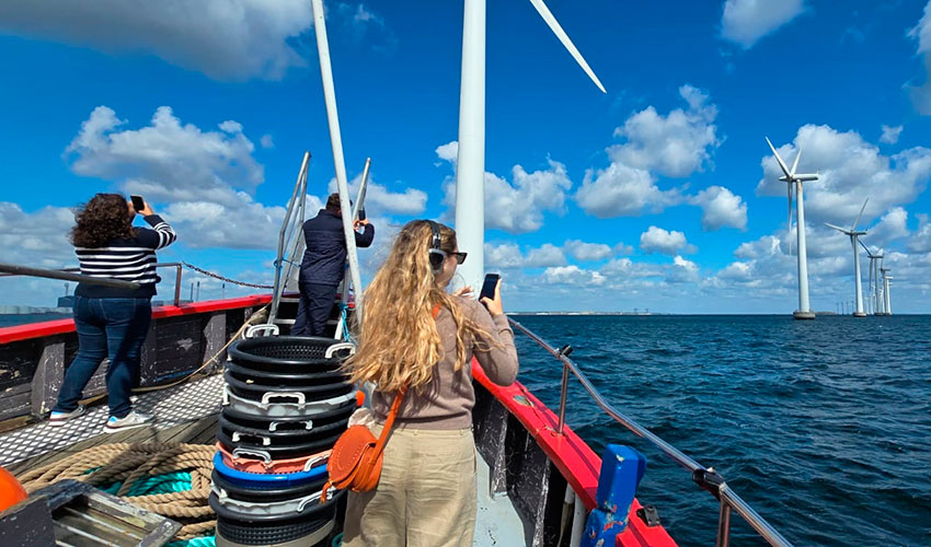 Miembros de la delegaci�n canaria observan de cerca las turbinas del parque e�lico marino Middelgrunden...