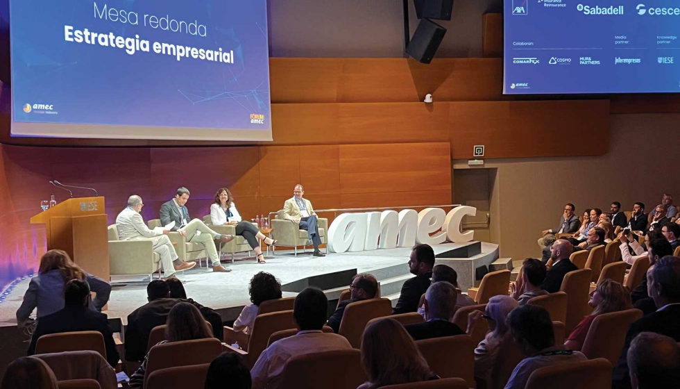 Un momento de la primera mesa redonda, con Carles Guix, Deputy CEO de La Farga, Mriam Pujol, consejera delegada de Calaf Grup y David Linares...