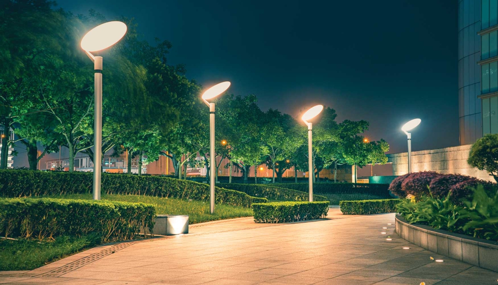 El efecto de la luz artificial resulta ms intenso al inicio de la temporada de crecimiento de la vegetacin en entornos urbanos...