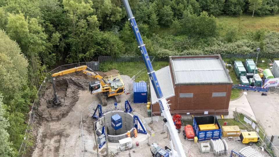 Uma escavadora Liebherr R 930 e uma grua Liebherr LTR 1060 em utilizao na obra