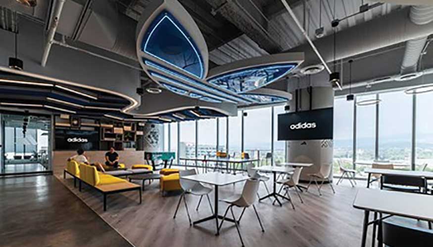 Vital Pro, en combinaci�n con las sillas y banquetas Efit, en la oficina de Adidas en Ciudad de M�xico