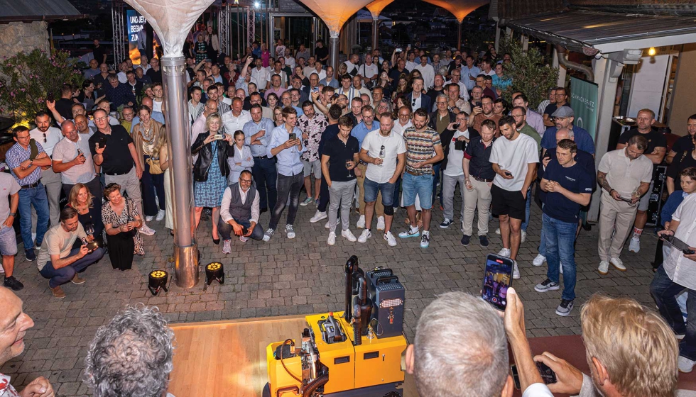 El primer prototipo del robot au�nomo para el lijado de suelos de madera se present� durante las Jornadas de la Madera de W�rzburg...