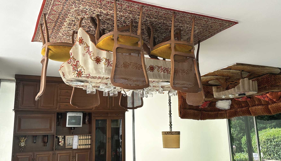 Los objetos suspendidos ofrecen una simetra y un campo visual nicos en este espacio emblemtico