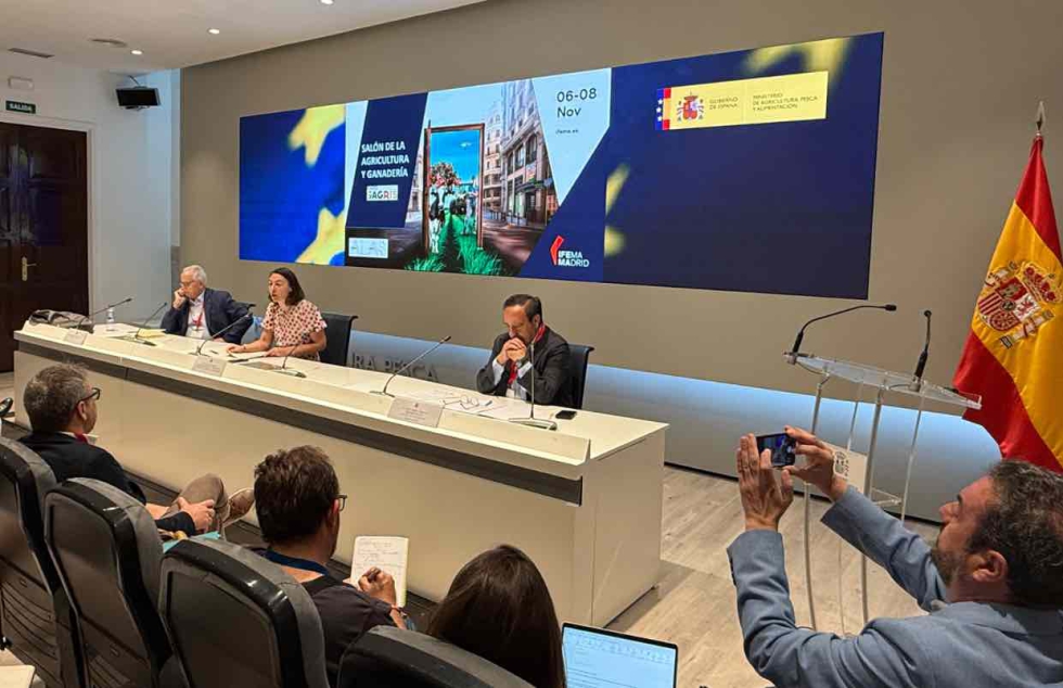 Ana Rodrguez Castao (MAPA), junto a Juan Ignacio Senovilla (ALAS) y Pedro Barato (presidente del Comit Organizador)