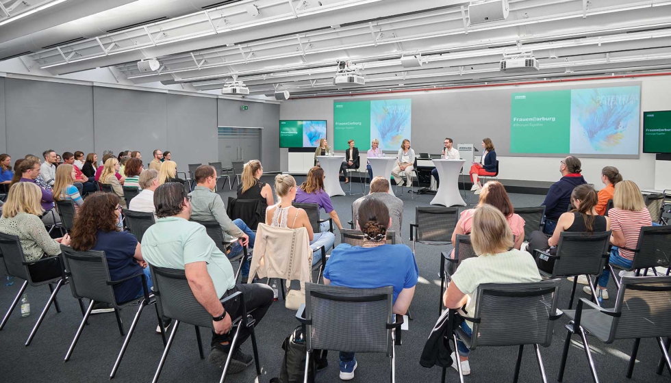 Mesa redonda del encuentro Frauen@Arburg celebrado el 17 de julio de 2025 (de izquierda a derecha)...