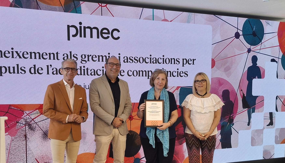 En la imagen, el secretario general de Pimec y la directora de atencin al socio colectivo; en el centro...