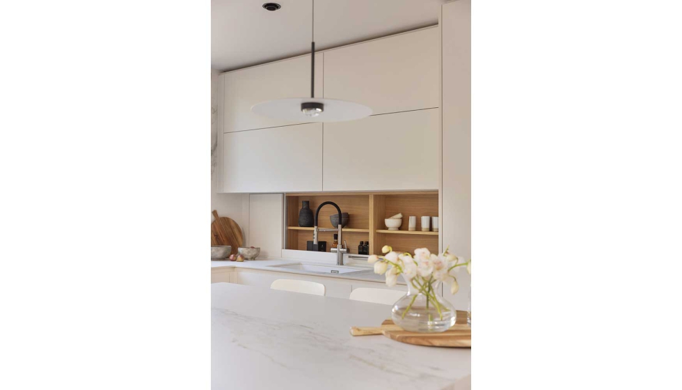 Esta cocina incorpora una estantera decorativa en madera natural que aporta calidez a la composicin