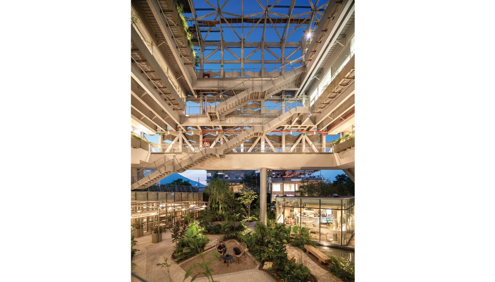 El proyecto discurre a partir de un patio central donde la naturaleza cobra gran protagonismo. Foto: The Raws