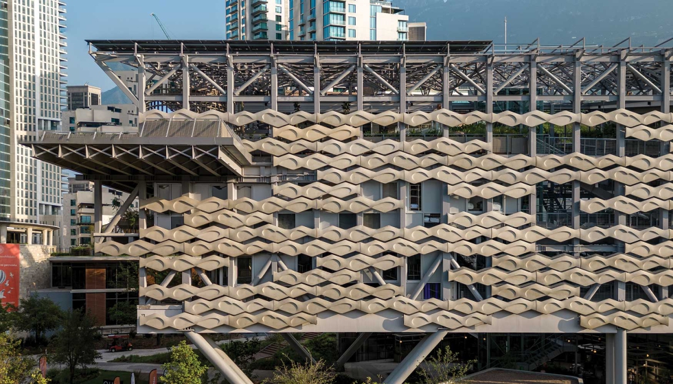 Detalle de la fachada modular que acta como una celosa para tamizar la luz y favorecer la ventilacin. Foto: The Raws...