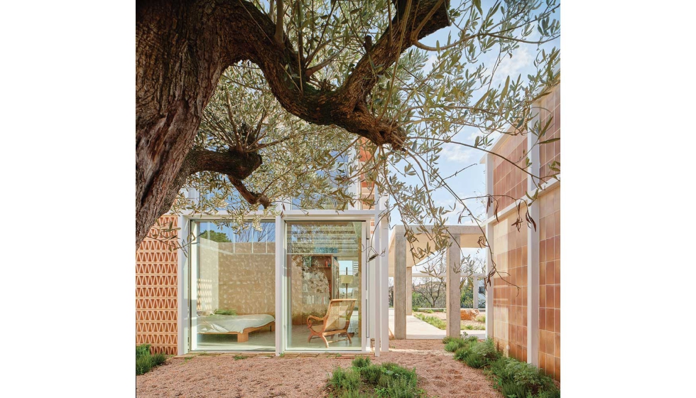 El uso de materiales nobles en contacto con la naturaleza contribuye a reactivar los sentidos en esta vivienda a caballo entre las �Case Study...