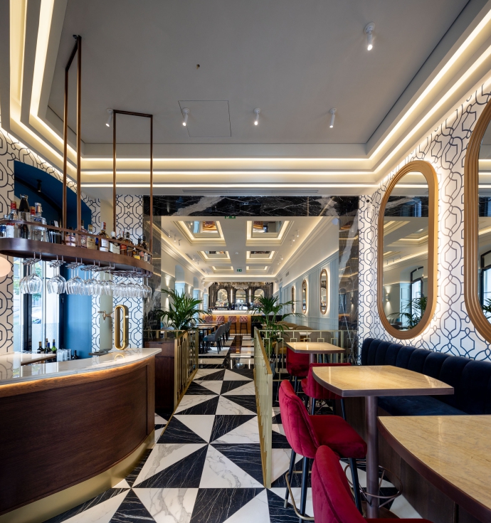 Al acceder a este restaurante, uno tiene la sensacin de haber retrocedido a los aos 20, reforzado por la eleccin de mobiliario y luminarias...