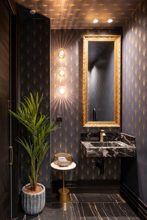 Detalle de las luminarias que se adaptan a este espacio interior inspirado en el Art Dec