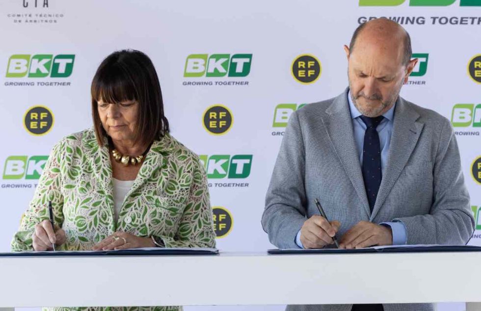 Firma del acuerdo con Rafael Louzn, presidente de la RFEF