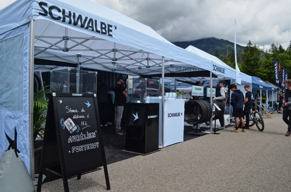 Imagen del stand de Schwalbe en la feria Velo Vert, en junio en Samoens, Francia