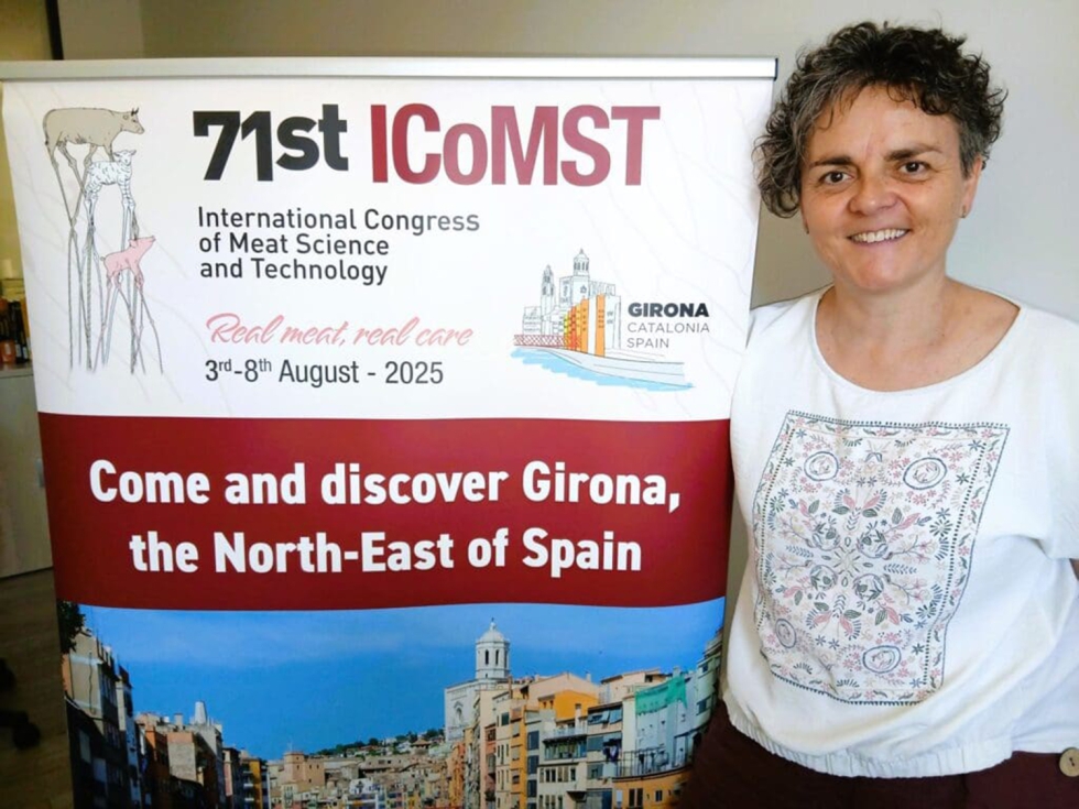 Maria Font, junto al cartel que anuncia el 71 congreso internacional de Ciencia y Tecnologa de la Carne. Fuente: IRTA. CC by 3...
