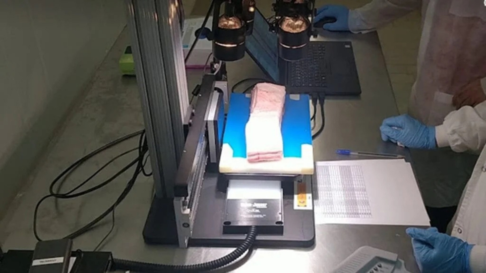 Un profesional del IRTA Monells realiza una evaluacin de la ventresca de cerdo mediante un equipo de imagen hiperespectral Fuente: IRTA...