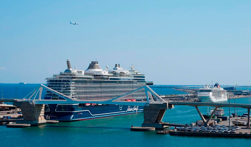 El crucero Mein Schiff Relax, atracado en el muelle Adossat del Port de Barcelona