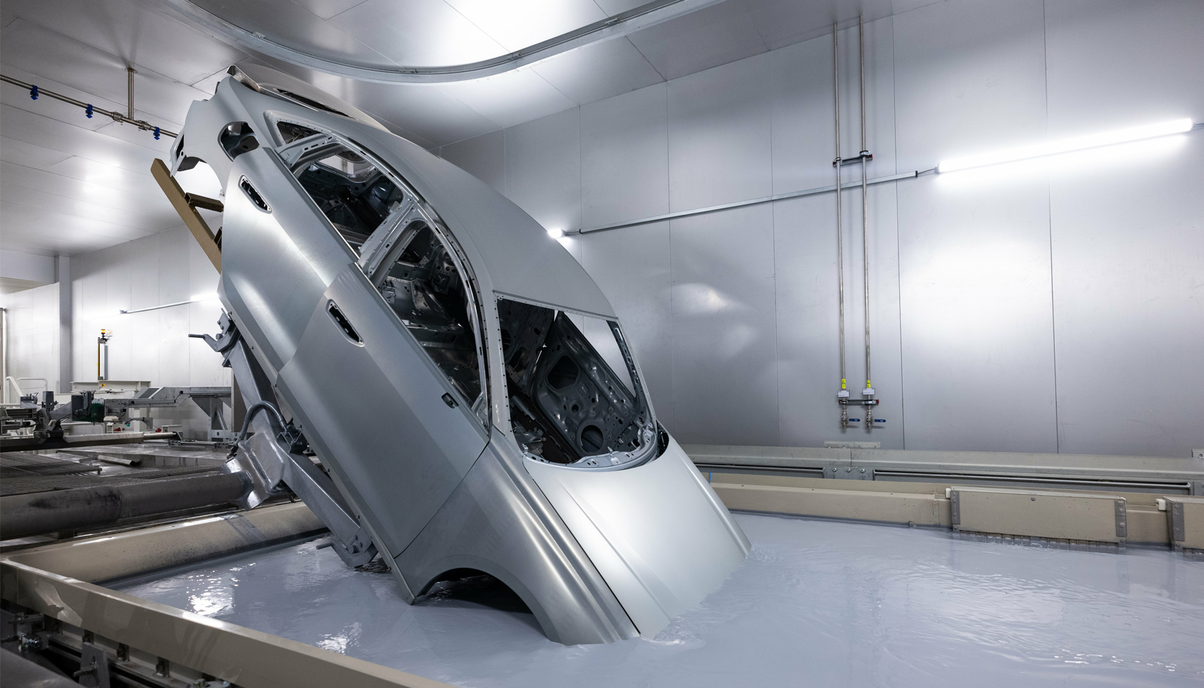 Proceso de pintura por inmersin catdica (CDC) en la planta de Neckarsulm.  AUDI AG