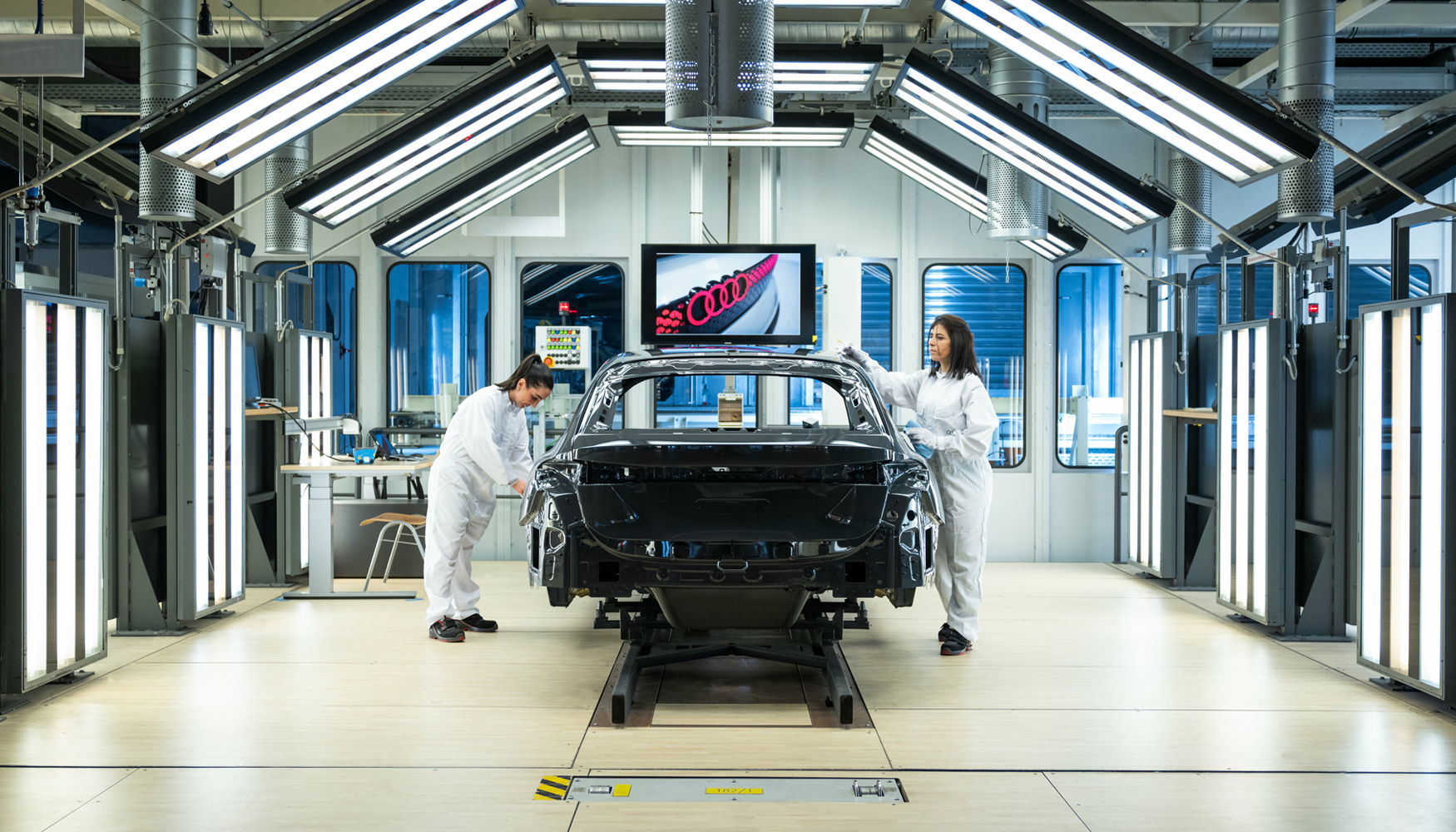 Tareas de control de calidad en el taller de pintura Neckarsulm.  AUDI AG